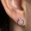 Como quedan puestos en la oreja los Pendientes aro con flecha plata hipoalergénica, cierre tuerca rosca de seguridad para niñas y mujer Mocosa Regalos originales