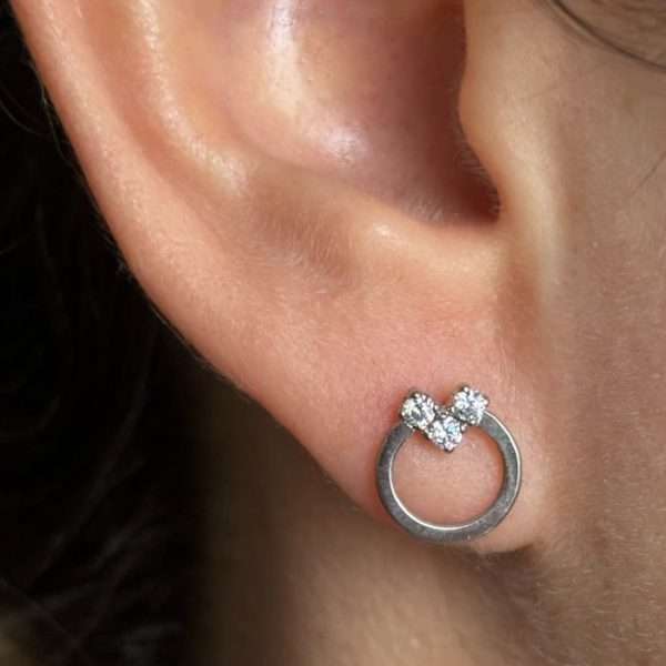 Como quedan puestos en la oreja los Pendientes aro con flecha plata hipoalergénica, cierre tuerca rosca de seguridad para niñas y mujer Mocosa Regalos originales