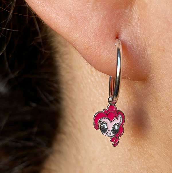 Como quedan puestos en la oreja Pendientes de aro Pinkie Pie en plata hipoalergénica. Seguros y oficiales. Regalo perfecto para niñas